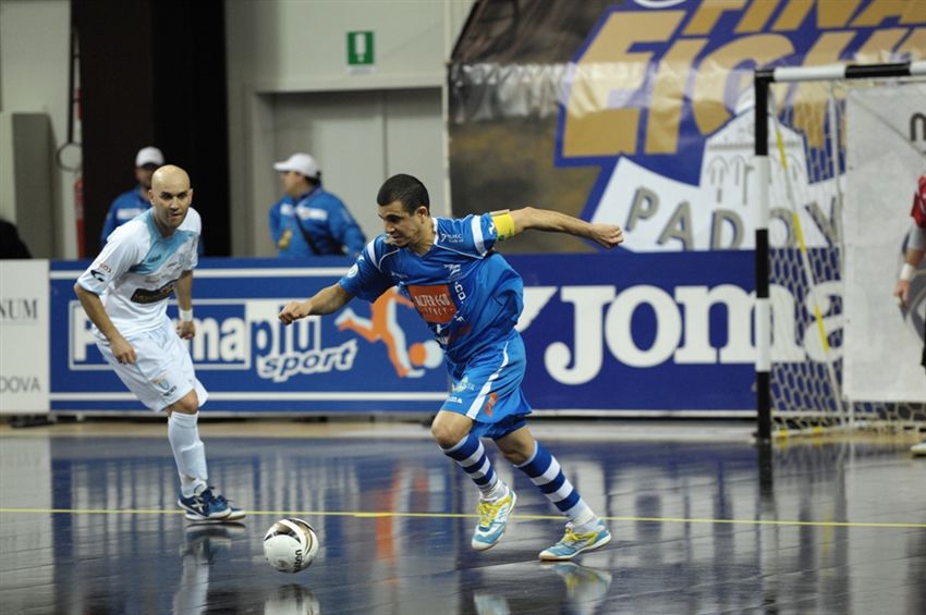 Jogador faz golaço de calcanhar no campeonato russo; veja o vídeo, futsal