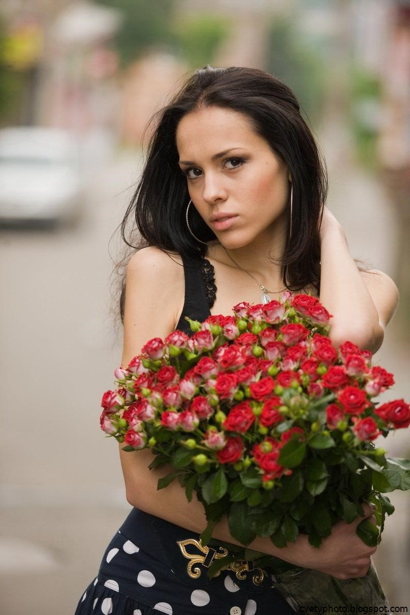 Красивые девушки с букетом роз