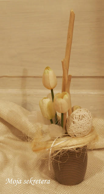dekoracja świąteczna z białymi tulipanami