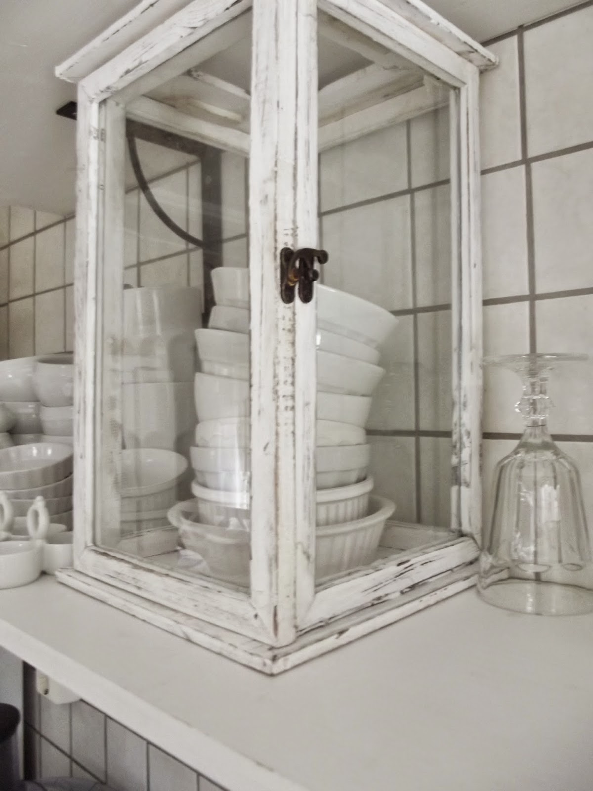 Ãnglarnas hus vintage in romantic style: lantligt, vitt kök ...
