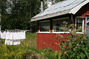 Brønnhuset med nyvaskede klær på snora i bakgrunnen