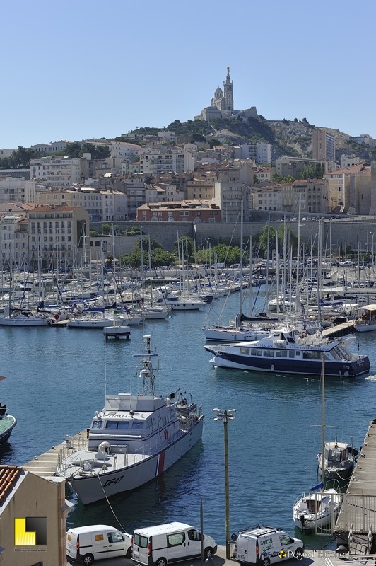 la bonne mère au dessus du vieux port photo pascal blachier