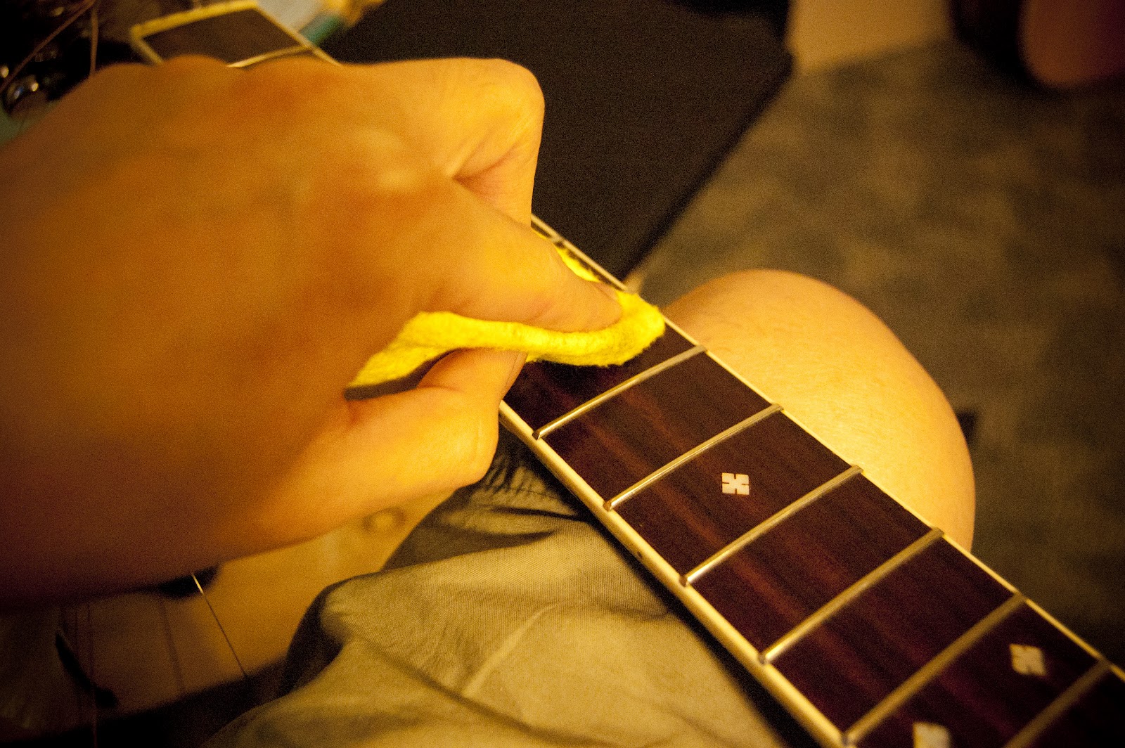 Guitart Restring an Acoustic Guitar