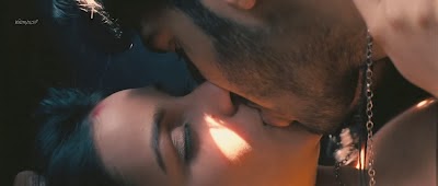 Ishaqzaade hot kiss in train