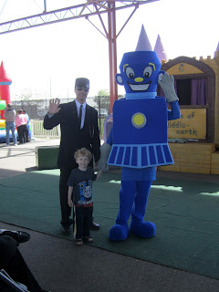even ChooChoo Blue's handler was cool--dressed like a conductor!
