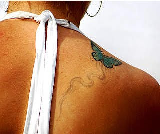 Tatuaj cu fluture asezat pe umar Tatuaj fluture albastru asezat pe umar