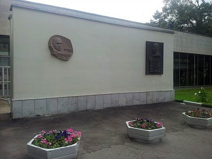 Мемориальная доска у входа в Лабораторно-Клинический Корпус