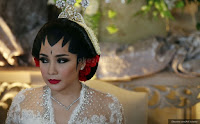 Biografi Nagita Slavina Biodata Nagita Slavina : Nama : Nagita Slavina Nama Lengkap : Nagina Slavina Mariana Tengker Tanggal Lahir : 17 Februari 1988 Lahir di Jakarta Indonesia Pekerjaan : Aktris dan Model Biografi Nagita Slavina Sinetron Di Sini Ada Setan yang populer pada tahun 2004 silam, hingga akhirnya ditayangkan ke layar lebar dengan judul yang sama pada tahun 2005, mengangkat satu nama bintangnya yakni Nagita Slavina. Di sinetron sukses tersebut, aktris yang saat ini berumur 26 tahun ini memerankan sosok cewek oon dan lugu dan naif. Dan saking bagusnya akting Nagita Slavina di sinetron Disini Ada Setan, hingga saat ini karakter itu masih melekat pada gadis asal Jakarta tersebut. Banyak memang aktris yang memiliki kemampuan akting yang spektakular, namun sayangnya tak banyak dari mereka yang bisa membuat karakter yang mereka mainkan benar-benar melekat erat. Atau singkatnya, “memorable”. Dan inilah yang dilakukan oleh gadis yang biasa dipanggil dengan sebutan akrab Gigi ini. Nagita Slavina atau Nagita Slavina Mariana Tengker merupakan putri dari pasangan aktris dan musisi gaek, Rita Amilia dan Gideon Tengker. Rita Amilia sendiri dikenal sebagai aktris papan atas nan berbakat namun akhirnya lebih memilih mendirikan rumah produksi sendiri dan menjadi produser. Sedangkan Gideon Tingker dulunya berprofesi sebagai gitaris band lawas beraliran blues, Drakhma. Darah seni yang kental dari kedua orang tuanya inilah yang membuat gadis imut kelahiran 17 Februari 1988 ini sangat berbakat.