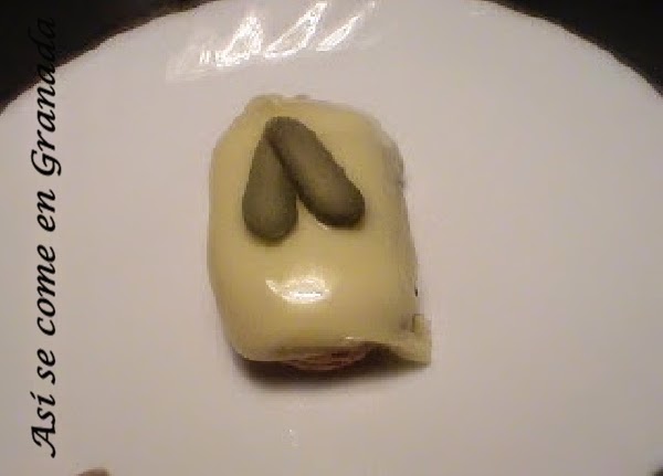 Tostas De Pate Con Pepinillos Y Queso