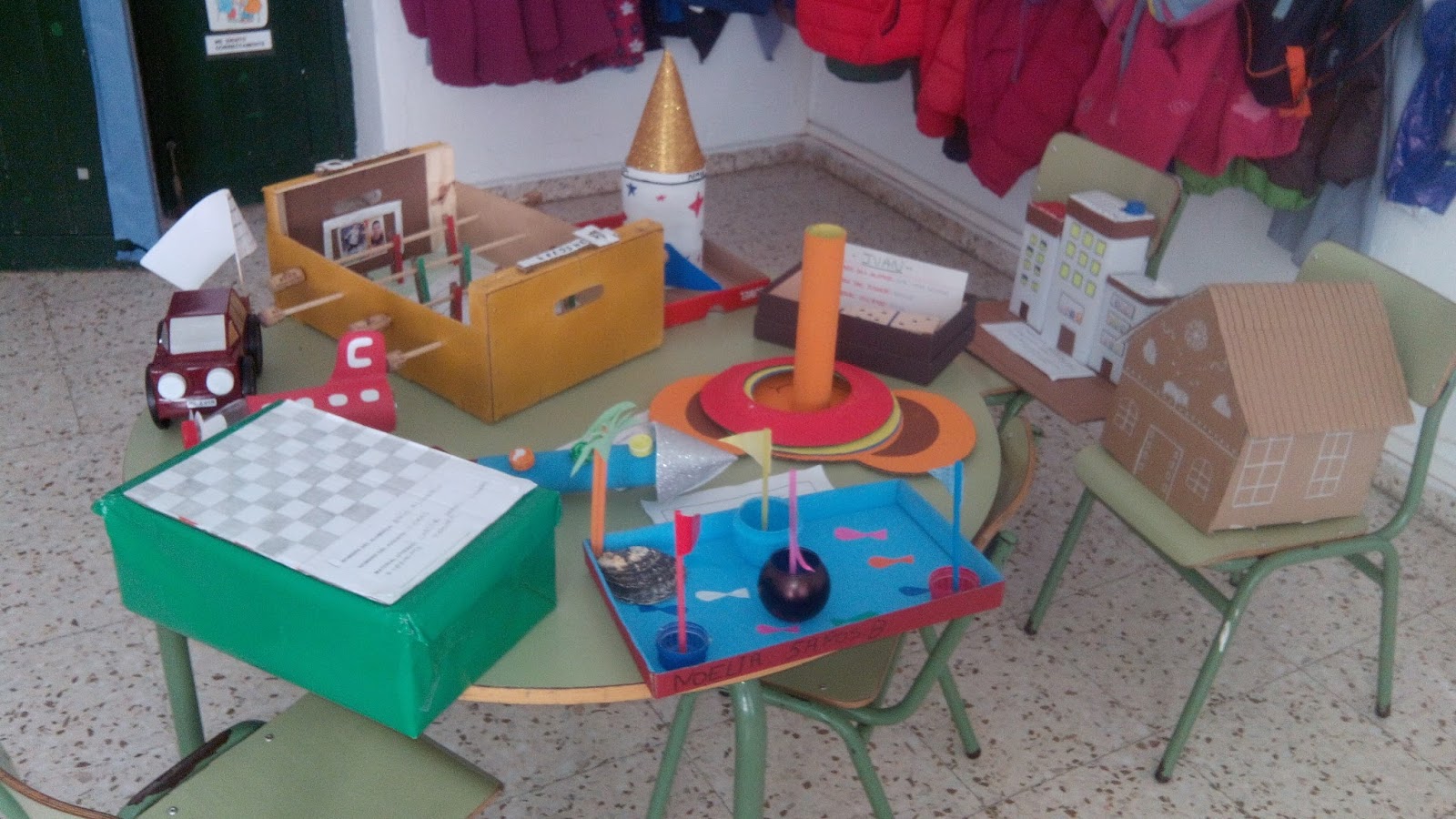 juguete elaborado con material de reciclaje