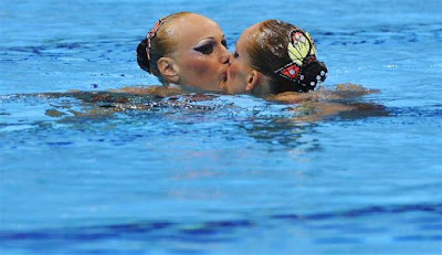 Synchronized swimming girls kiss - London Olympics
