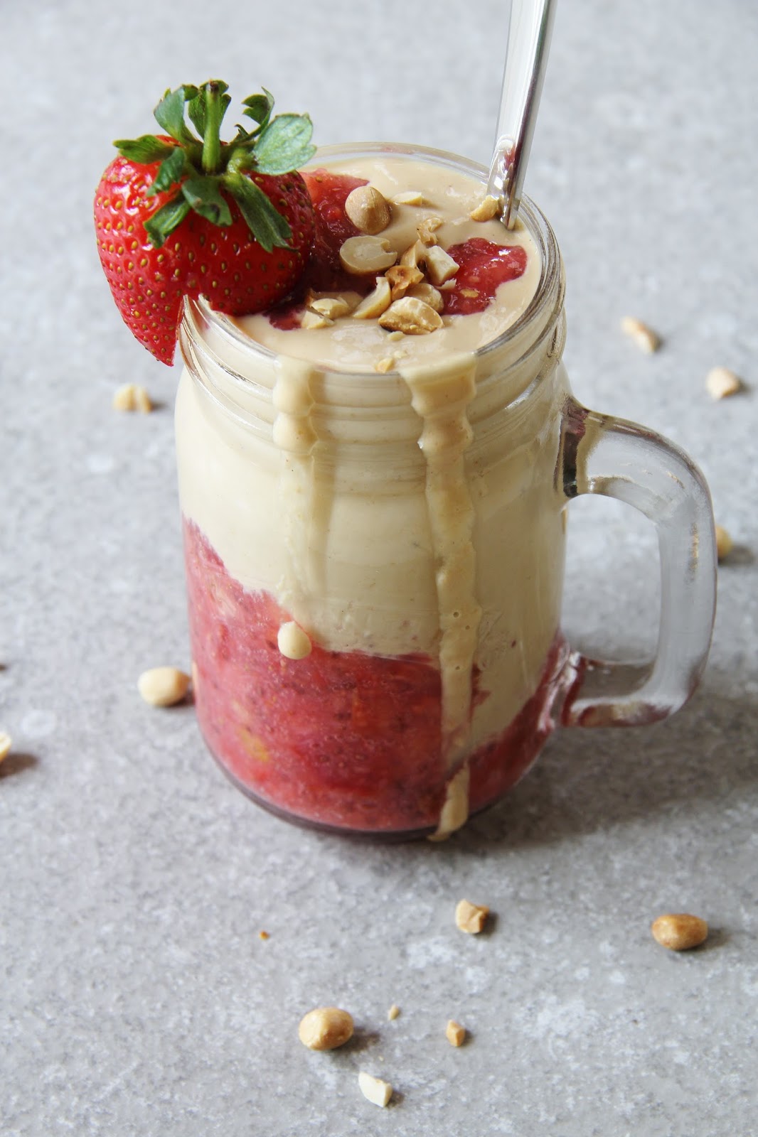 Beela Bakes Healthy Peanut Butter & Strawberry 'Jelly' Smoothie