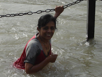 indian aunty down blouse at ganga river bath snan