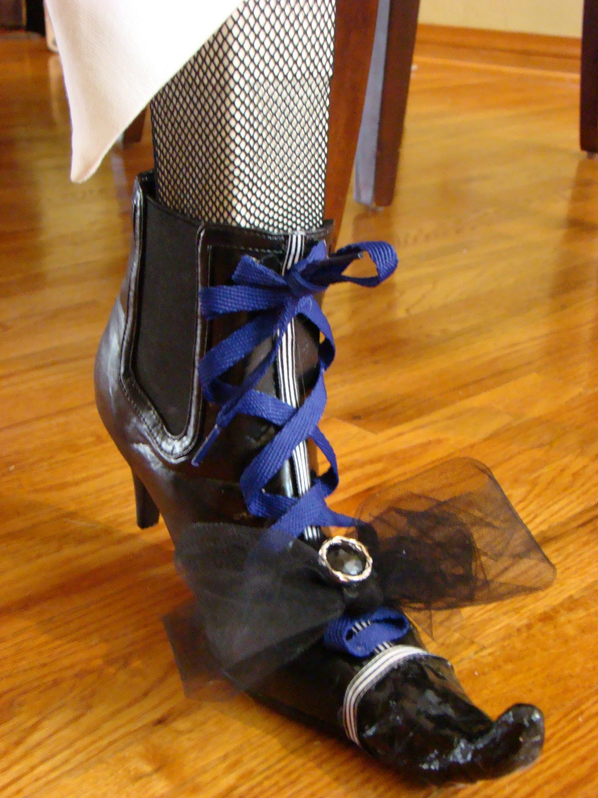 Bubblegum and Duct Tape Witch�s Boots Tutorial