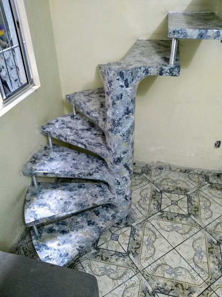 Acabamento com efeito granitizado para escadas.