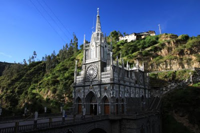 Las Lajas Sanctuary ,construído sobre a ponte Las Lajas Sanctuary ,construído sobre a ponte
