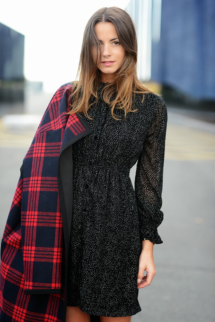 http://4.bp.blogspot.com/-FpUuEp9lLz4/UmhDkFq1heI/AAAAAAAAPOY/GsggIR2WmBA/s1600/plaid%2Bcoat,%2Bzara,%2Bred,%2Bdress,%2Bzina%2Bcharkoplia.jpg
