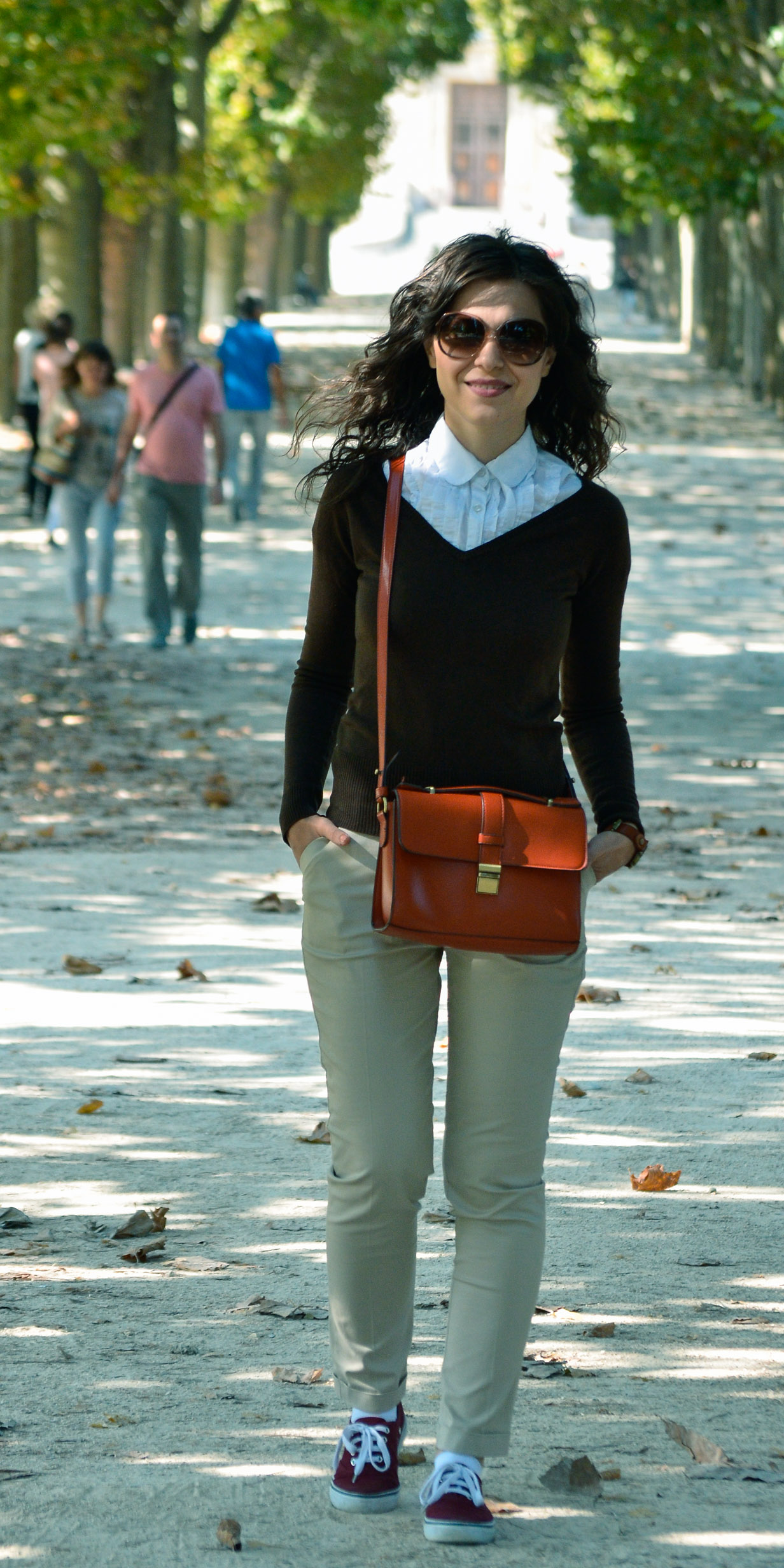 paris nude pants blue jacket koton burgundy sneakers h&m orange bag the bag shop Eiffel tower moulin rouge monmartre v neck brown sweater