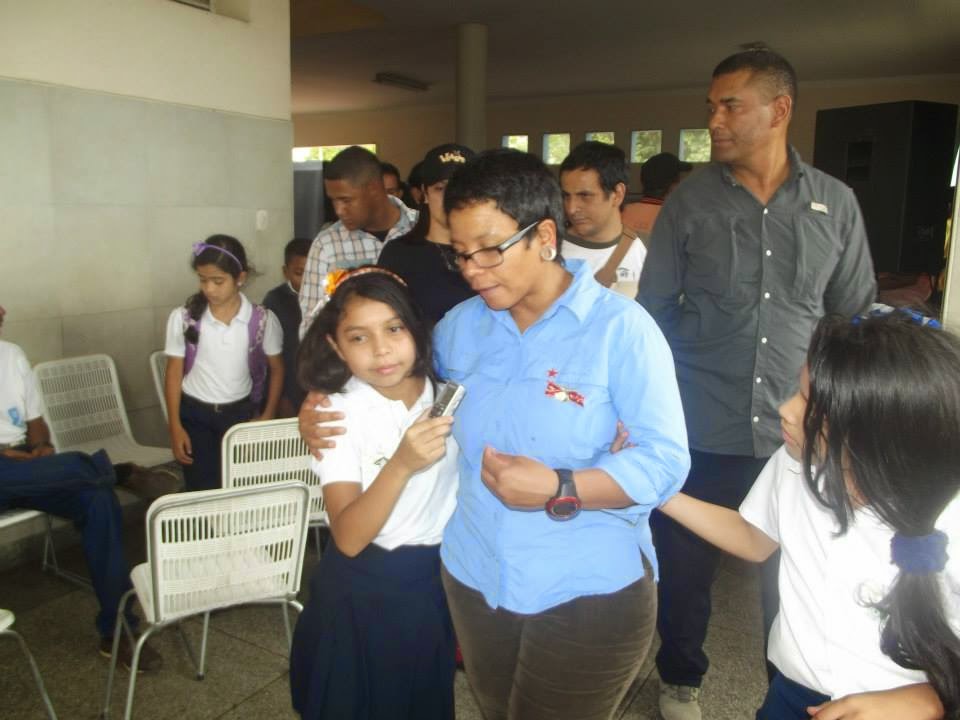 LA ESTUDIANTE EDEYALI HERRERA  ENTREVISTANDO A LA GOBERNADORA ERIKA FARIAS