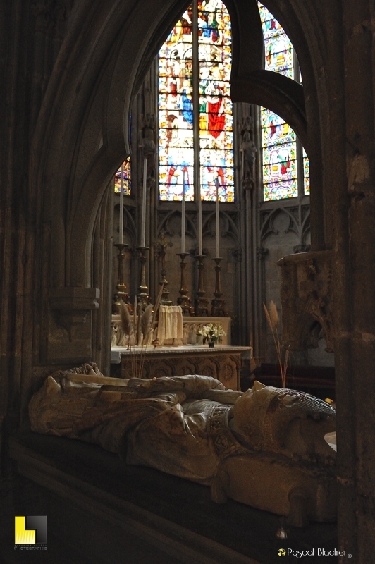Gisant de Géraud du Puy, évêque de Narbonne, mort vers 1420 Gisant de Géraud du Puy, évêque de Narbonne, mort vers 1420 église de Carcassonne photo pascal blachier
