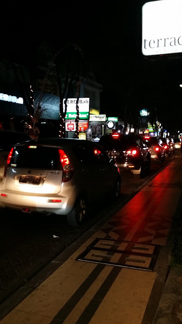 Embotellamiento de coches en la Calle Legian - Kuta (Bali)