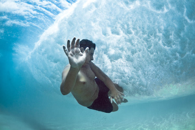 Fotos submersas de banhistas passando debaixo de ondas