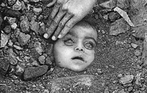 Gambar-gambar Ngeri Yang Pernah Menggemparkan Dunia Pengebumian Seorang Anak