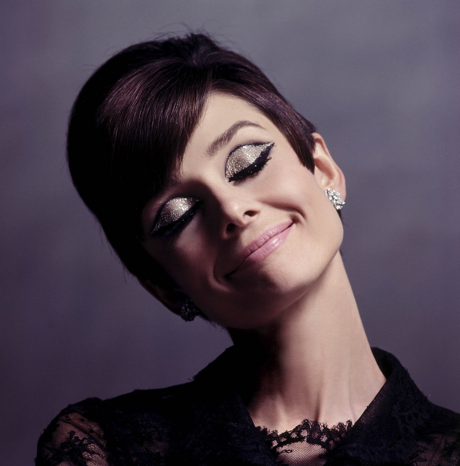 http://4.bp.blogspot.com/-FukCFu6uJhU/TcGGxuCm97I/AAAAAAAAA0k/vZzDGWjQ5r8/s1600/audreyhepburn1-full2.jpg