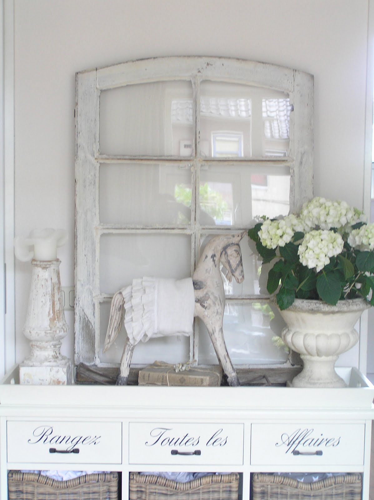 Pastels and whites: frans raamkozijn an old french window