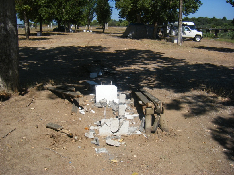 Mesa e Bancos destruídos