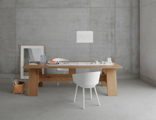 Interieur aus Holz und Beton Im Wohnzimmer gibt es ein graues Sofa und einen Teppich