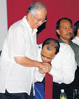 http://4.bp.blogspot.com/-FxEfgR3_F3E/TtW8xX1MQlI/AAAAAAAACPQ/p59_567ML5g/s640/salam+cium+tangan+Najib.jpg