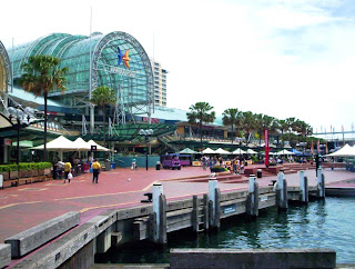 Darling_harbour_sydney_showing_harbourside