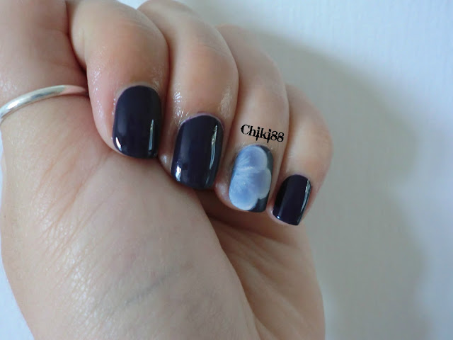 Nail art - Purple and flower - foto senza flash