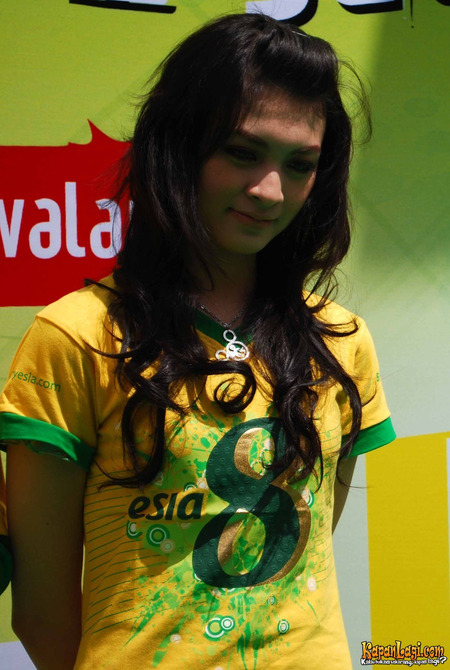 Foto Merangsang Donita Foto Donita Pakai Kaos Kuning ESIA.. Aduhai Merangsangnya!!