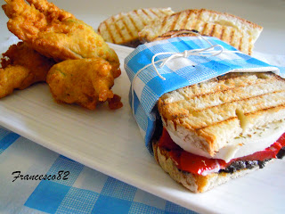 panini con mozzarella, falde di peperone, patè di olive piccanti e fiori di zucca all' acciuga e noci