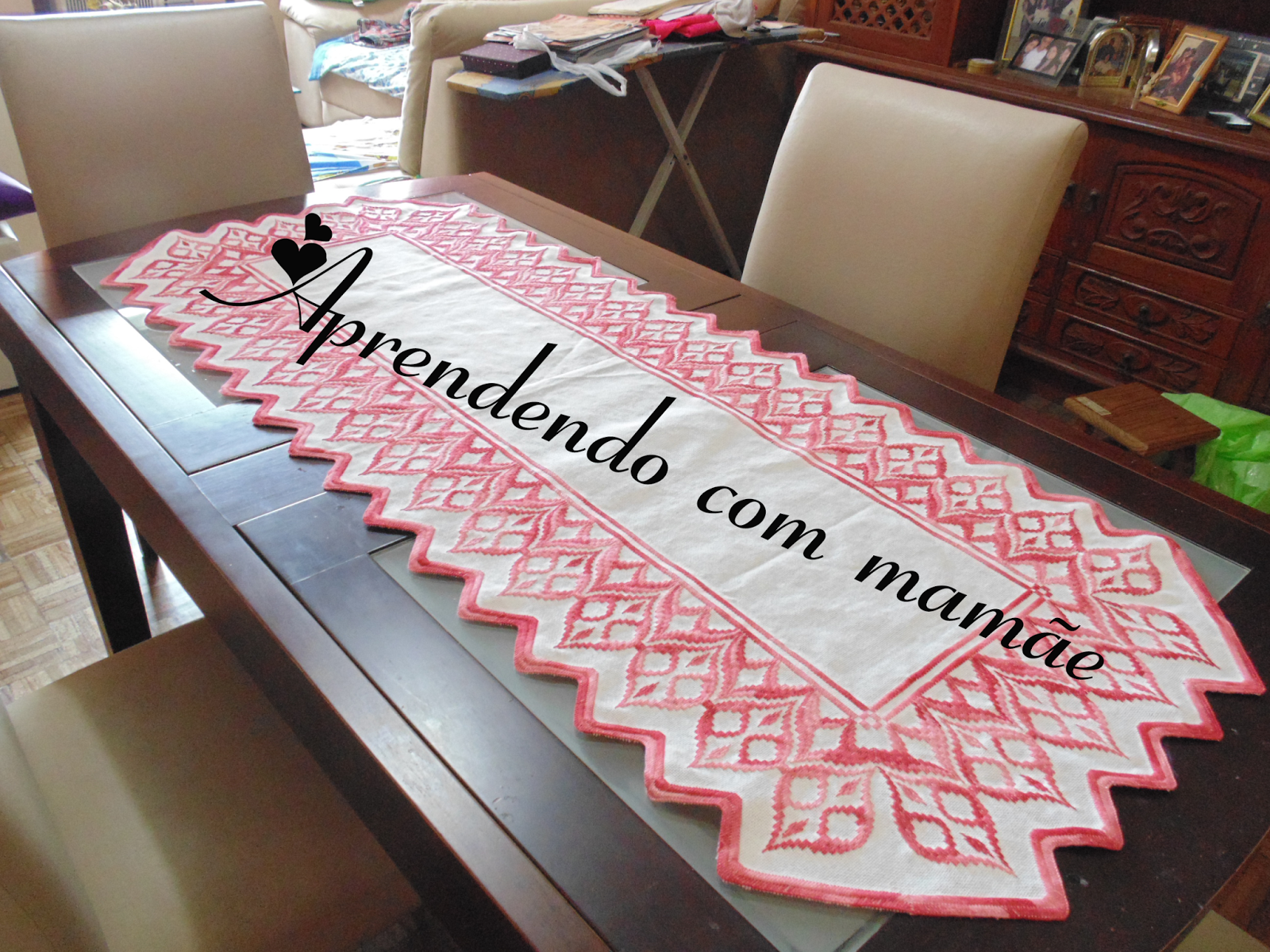 Aprendendo com mamãe: Centro de mesa bordado em tecido xadrez