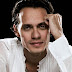 Marc Anthony curte balada cercado de mulheres
