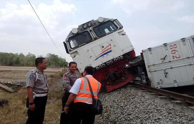 Setelah Nabrak Mobil Boks, Kereta Argo Bromo Anjlok di Subang Setelah Nabrak Mobil Boks, Kereta Argo Bromo Anjlok di Subang