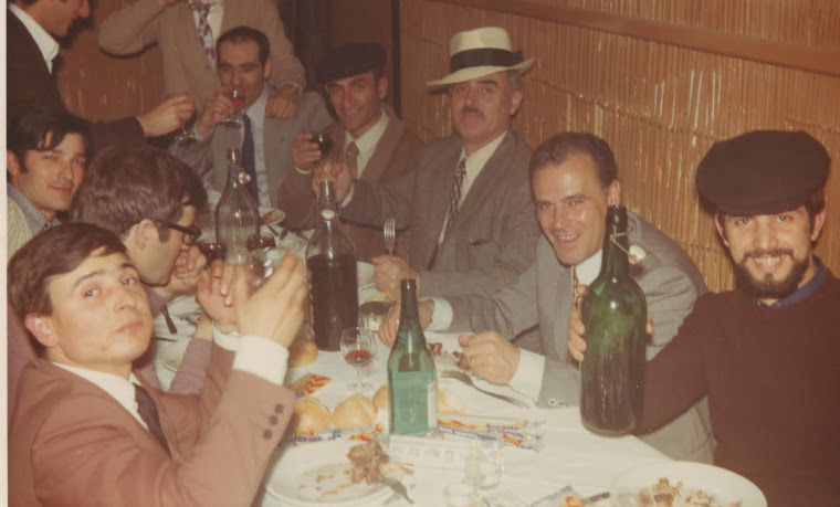Carlo Narratone con i colleghi di lavoro in un ristorante nel 1971
