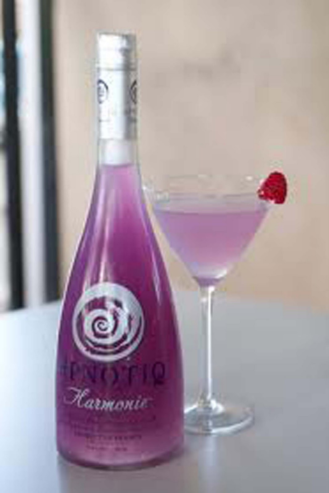 Vodka Hpnotiq Harmonie y un cóctel Hpnotiq Harmonie