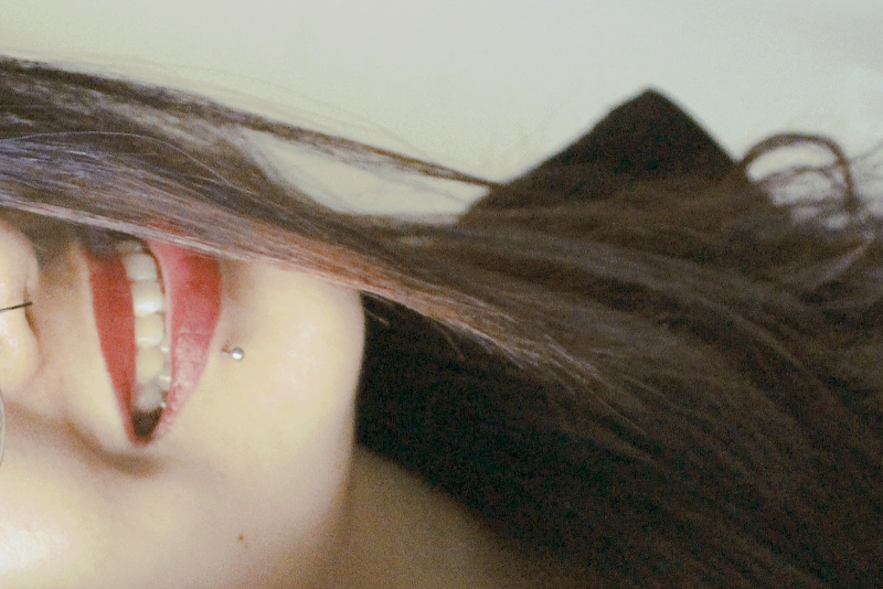 Piercing no lábio inferior: sobre o processo e cuidados. title=