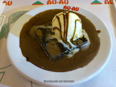 Au-Au Lanches: Brownie com Sorvete e Calda de Chocolate Au-Au Lanches: Brownie com Sorvete e Calda de Chocolate