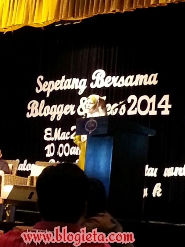 Sepetang Bersama Bloggers dan Yeo's 2014 Kisah Bisnes Kad PENGALAMAN, Pengalaman Blogger, Pengalaman Blogging, SBB2014, SBBYEOS2014, Sepetang Bersama Blogger 2014, Kisah Bisnes Kad, bisnes kad, MH370, MH370 Hilang, Jom Doa Buat MH370, Selalu hantar soalan kat Denaihati, selalu komen, Silent Reader, silent reader blog, blogger, blogger silent reader, tag nama, menuntut ilmu, berselfie, Ephyra, whatssapp, MH370 hilang, kambing bakar, cendol, tak perasan ada tag kat tudung, risau sebab esoknya final exam, Sendayu Tinggi, duta produk Ephyra, Norman Hakim, Memey, http://www.blogieta.com/2014/03/sepetang-bersama-bloggers-dan-yeos-2014.html