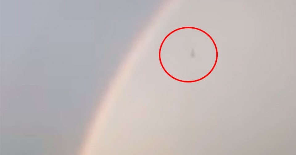 YouTube Objeto extraño cae del cielo durante tormenta eléctrica [VIDEO