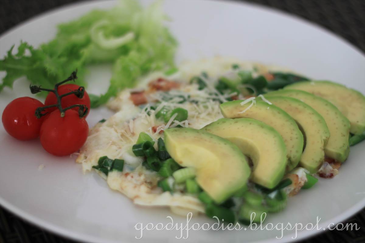 GoodyFoodies Recipe Egg white omelette with bacon and sliced avocado
