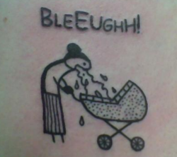 tatuaje de mujer volitando una carreola para bebe