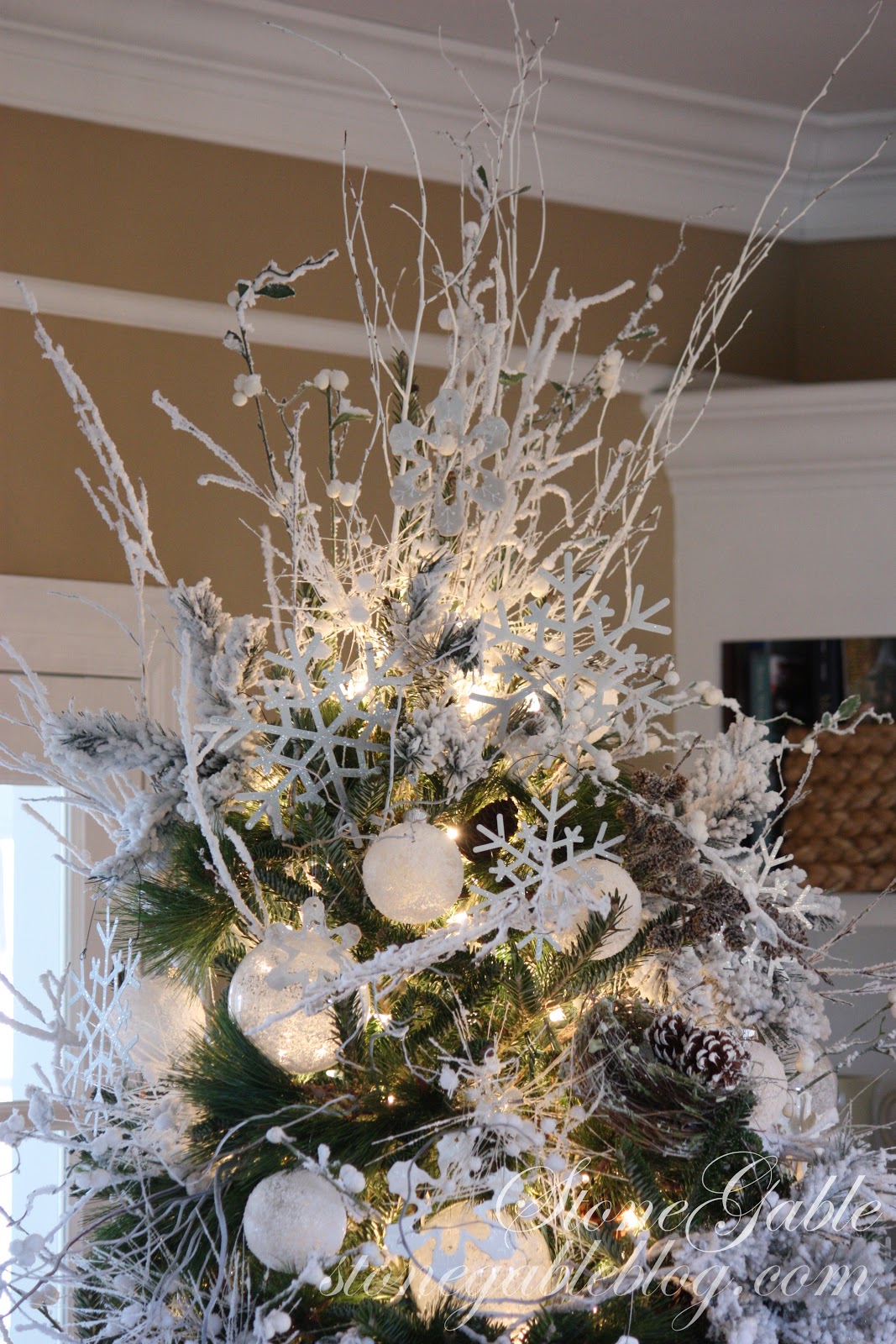 SNOWFLAKE CHRISTMAS TREE StoneGable