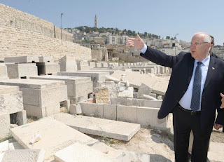 Presidente de Israel critica vandalismo no cemitério no Monte das Oliveiras Presidente de Israel critica vandalismo no cemitério no Monte das Oliveiras