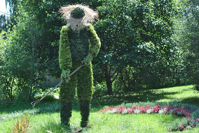 Amazing Plant Sculptures at the Montreal Mosaiculture Exhibition 2013 This year over 200 horticultural artists from all around the world present 40 living plant sculptures, created from more than 22 000 different plant species – over 3 million flowers overall! The sculptures will be showcased in 10 exhibition greenhouses and 30 themed gardens at the Montréal Botanical Garden until 29 September. The competition also touches on ecology, challenging artists to work around the “Land of Hope” theme and interpret it in their sculptures from the ecological point of view.